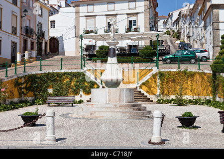 Montorinho Brunnen Mártires da República Platz, Castelo de Vide, Portugal. Brunnen aus dem 19. Jahrhundert. Stockfoto