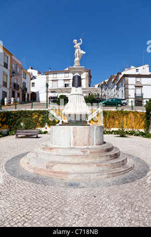 Montorinho Brunnen Mártires da República Platz, Castelo de Vide, Portugal. Brunnen aus dem 19. Jahrhundert. Stockfoto