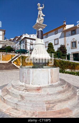 Montorinho Brunnen Mártires da República Platz, Castelo de Vide, Portugal. Brunnen aus dem 19. Jahrhundert. Stockfoto