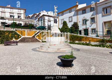 Montorinho Brunnen Mártires da República Platz, Castelo de Vide, Portugal. Brunnen aus dem 19. Jahrhundert. Stockfoto