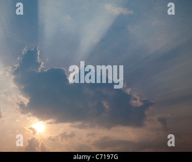 Sonnenstrahlen durch Wolken, Finnland Stockfoto