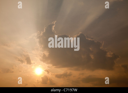 Sonnenstrahlen durch Wolken, Finnland Stockfoto