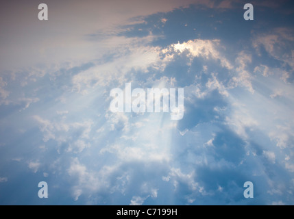 Sonnenstrahlen durch die Wolken Stockfoto