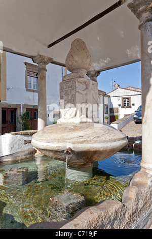Fonte da Vila (Stadtbrunnen) in das jüdische Viertel von Castelo de Vide, Portalegre District, Portugal. Brunnen aus dem 16. Jahrhundert. Stockfoto