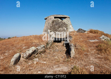 Tapadão Dolmen in Crato, die zweitgrößte in Portugal. Befindet sich im Aldeia da Mata, Crato, Portalegre. Stockfoto