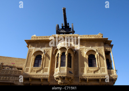 Haveli mit Canon auf Dach Jaisalmer westlichen Rajasthan Indien montiert Stockfoto