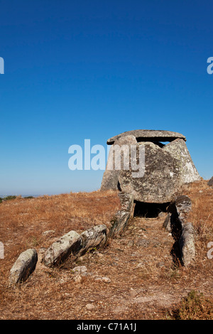 Tapadão Dolmen in Crato, die zweitgrößte in Portugal. Befindet sich im Aldeia da Mata, Crato, Portalegre. Stockfoto