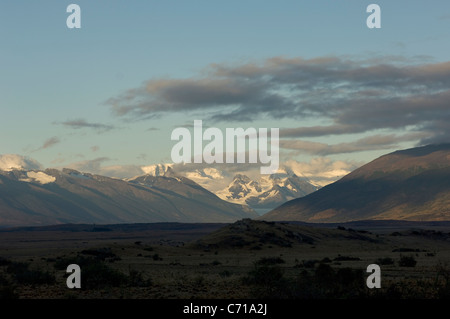 Fernblick, über einen Teil des Lago Argentino, der die Schnauze des Perito-Moreno-Gletscher in Argentinien und die umliegenden Berge. Stockfoto