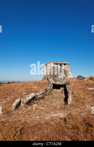 Tapadão Dolmen in Crato, die zweitgrößte in Portugal. Befindet sich im Aldeia da Mata, Crato, Portalegre. Stockfoto