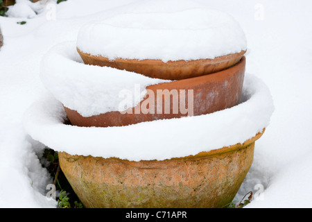 Alten Terrakotta-Blumentöpfe mit Schnee bedeckt, winter Stockfoto