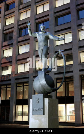 Statue von Yuri Gagarin vor dem Büro des British Council, The Mall, London. (Nachtaufnahme mit Blitz). Stockfoto