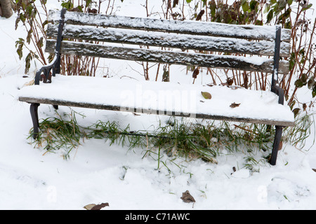 Gartenbank im Schnee Winter überdacht Stockfoto