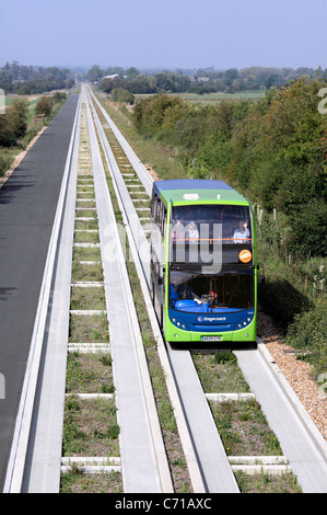 Eine geführte Bus auf die geführte Busway zwischen Cambridge und St. Ives, Cambridgeshire. Stockfoto