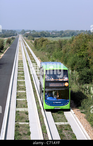 Eine geführte Bus auf die geführte Busway zwischen Cambridge und St. Ives, Cambridgeshire, Großbritannien. Stockfoto