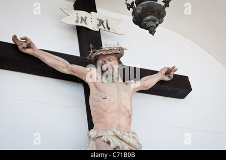 Fragment des typischen Kruzifix Symbol des Christentums. Hölzerne statue Stockfoto