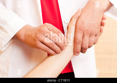 Chinesischen Arzt einen Patienten Puls überprüfen Stockfoto
