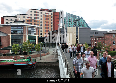 Blick über Centenary Bridge, einen Wanderweg-Link über den Fluss Aire, Leeds, 1992 eröffnet. Blick in Richtung Brauerei Wharf. Stockfoto