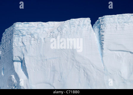 Eine tabellarische Eisbergs befindet sich in den Gewässern in der Nähe der antarktischen Halbinsel Stockfoto