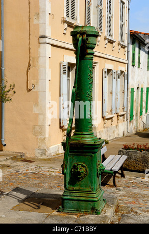 Wasser-Handpumpe verwendet durch die Feuerwehr in der ersten Hälfte des 20. Jahrhunderts in Saint Martin de Ré, Charente Maritime Abteilung Stockfoto