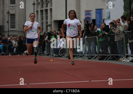 Marie-Amelie Le Fur(France) & April Holmes(USA) am International Paralympic Day in Trafalgar Sq, die Spiele 2012 in London zu fördern Stockfoto