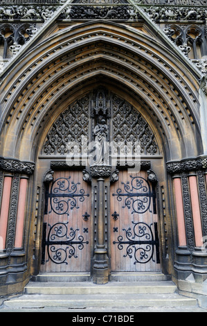 Tür-Detail auf der katholischen Kirche Notre-Dame und englischer Märtyrer, Cambridge, England, UK Stockfoto