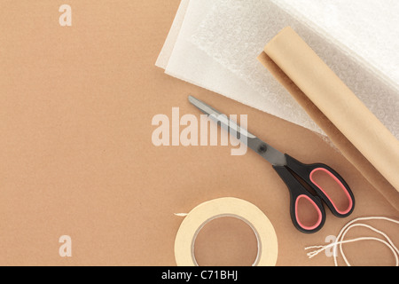 Verpackungsmaterialien mit der Schere Stockfoto