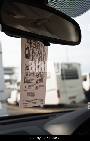 Ticket "Aufhänger" auf Auto Rückspiegel zum Einsteigen ein Cross Channel Ferry Stockfoto