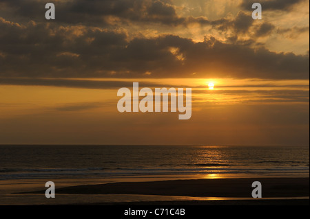 Gelbe Sonnenuntergang über dem Atlantik aus la Côte Sauvage, Charente Maritime, westlich von Frankreich Stockfoto