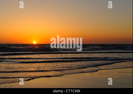 Orange Sonnenuntergang über dem Atlantik von la Côte Sauvage, Charente Maritime, westlich von Frankreich Stockfoto