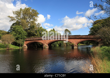 Die rote Brücke über dem Fluß Teith in Callander, Perthshire, Schottland, Großbritannien Stockfoto