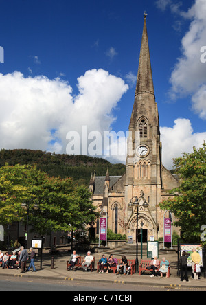 Menschen sitzen vor Callander-Tourist-Information und Rob Roy Zentrum, Stirling, Schottland. Stockfoto