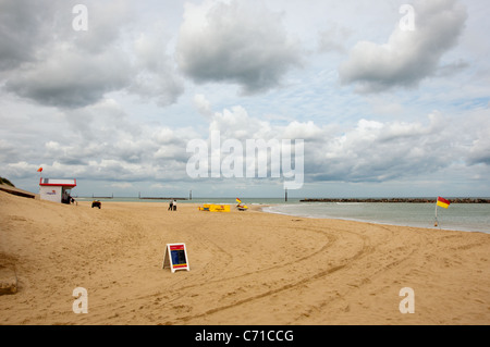 RNLI Life Guard Hütte und Ausrüstung am Strand Stockfoto