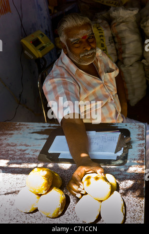 Ein kleines Geschäft in Maudurai, Tamil Nadu, Indien. Stockfoto