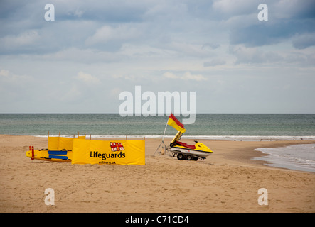 RNLI Life Guard Ausrüstung am Strand Stockfoto