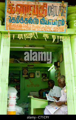 Ein kleines Geschäft in Maudurai, Tamil Nadu, Indien. Stockfoto