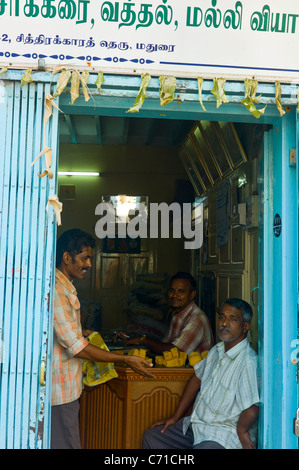 Ein kleines Geschäft in Maudurai, Tamil Nadu, Indien. Stockfoto