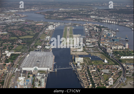 Luftaufnahme von London City Airport in den Docklands Stockfoto