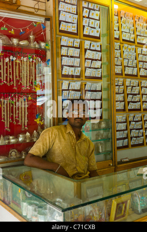 Einem kleinen Schmuck-Shop in Maudurai, Tamil Nadu, Indien. Stockfoto