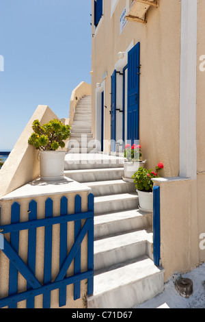 Vor einem griechischen Haus in Imerovigli, Santorin, Griechenland Stockfoto