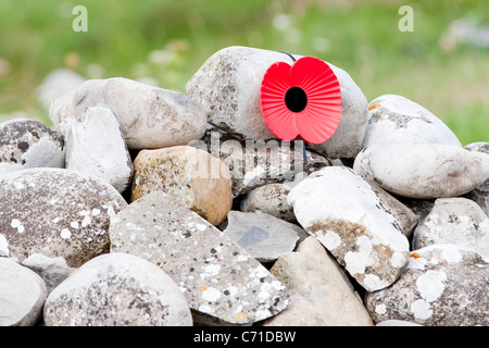 Remembrance Day Stein Cairn mit Red Poppy Emblem Close up Stockfoto