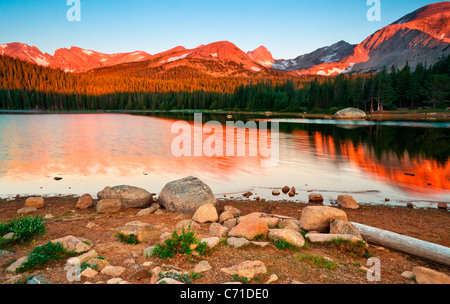 See Brainard in Colorado wird lebendig in der Morgensonne, wie die Sumlight die Gipfel des Indian Peaks Wilderness hits Stockfoto