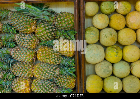 Ananas und Melonen in einen Saft stall in Madurai, Indien. Stockfoto