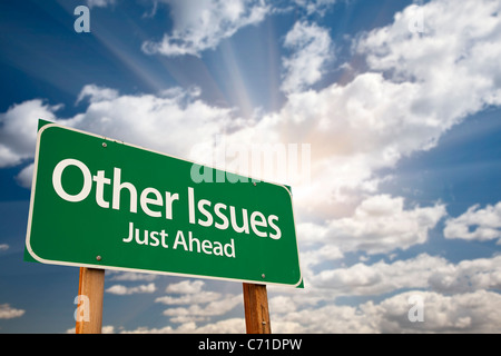 Andere Themen Green Road Sign gegen dramatischer Himmel, Wolken und Sunburst. Stockfoto