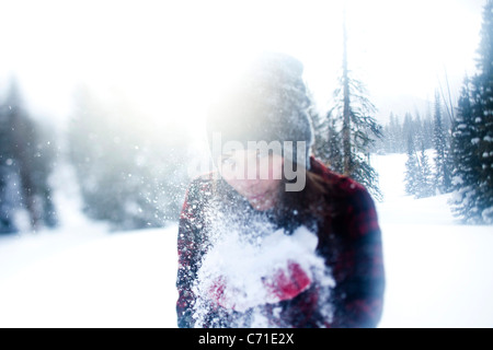 Eine schöne Frauen Lächeln während Schneetreiben bei Sonnenuntergang in Wyoming. Stockfoto