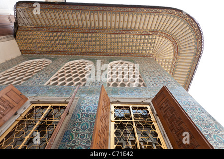 Rollläden auf einen keramischen Wandfliesen geöffnet. Die hölzernen Fensterläden öffnen zu einem Fenster im Harem komplett dekoriert mit Iznik-Fliesen Stockfoto