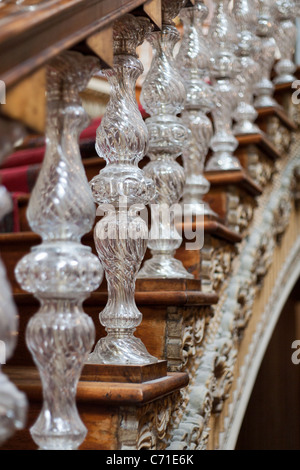 Crystal Baluster im Dolmabahce. Ein Kristall Baluster unterstützt das Geländer und ist Bestandteil der kunstvollen Dekorationen dieses Palastes Stockfoto