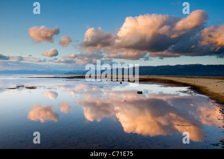 Große Wolken reflektiert in Lake Tahoe im späten Nachmittag Licht, California. Stockfoto