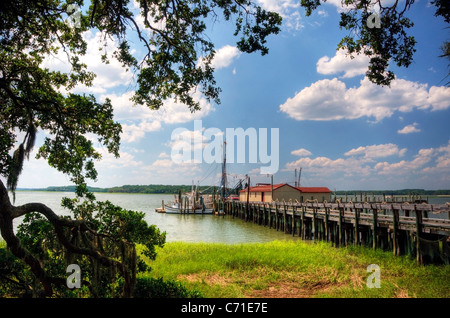 Krabbenkutter sind am Ende eines Piers auf den Intracoastal Waterway auf Hilton Head Island, SC angedockt. Stockfoto