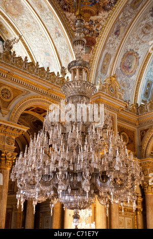 Kronleuchter in den Festsaal im Dolmabahçe-Palast. Der massive Kronleuchter des Ballsaals dieses Over-the-Top-Palastes Stockfoto