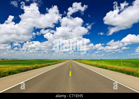 Lange Strecke von flachen Highway in Saskatchewan Wiesen, Kanada Stockfoto